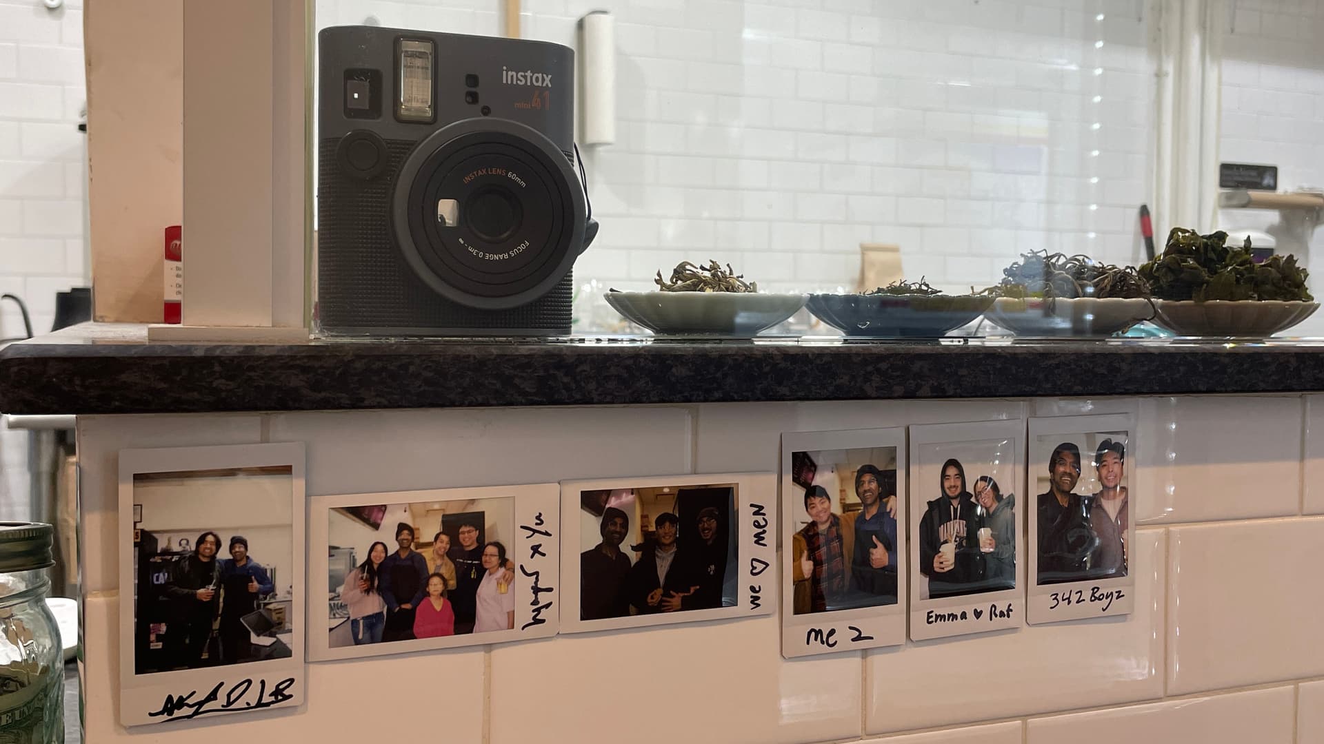 Maku's Tea House interior bar